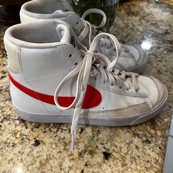 Nike shoes - Picture 2 of 5